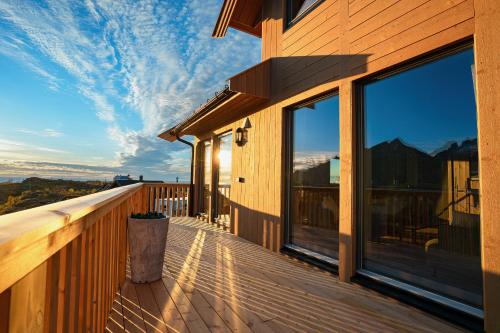 The Magic View of Lofoten - Golden Horizon