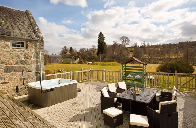 The Maltings - Highland lodge with hot tub and summer house