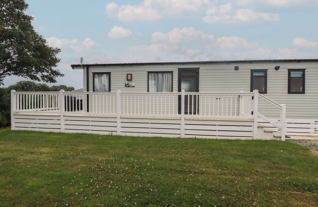 THE MAPLES, NO. 56, family friendly, with pool in Polgooth