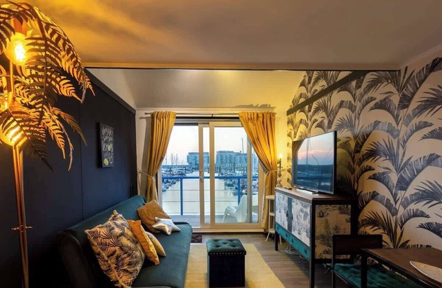 The Marina retreat -free parking