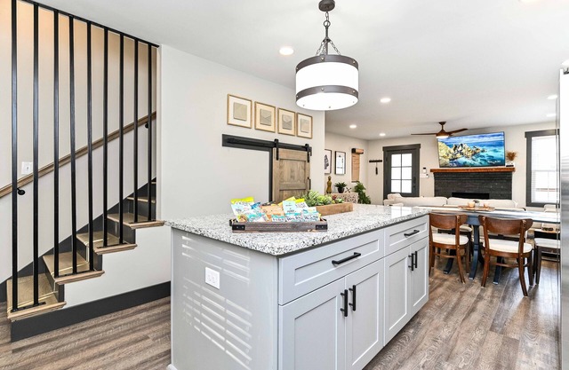 The Mid-Mod 3 Miles to Downtown /Furman!