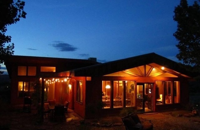 The Moab Pearl Ecolodge - enjoy quiet living with hot tub, parking & 360 views!