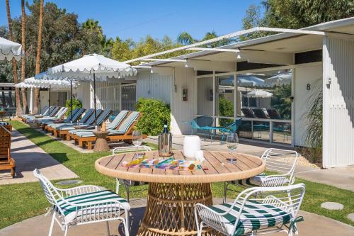 The Monkey Tree by AvantStay Mid-Century Modern Oasis with Pool