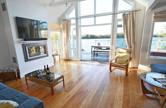 The Moorings - A stunning lakeside retreat in the Cotswold Water Park with hot tub