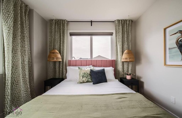 The Nest, 3BR, AC, Near YEG Airport, King Bed!