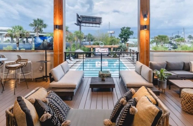 The Nicholas Carriage King Suite 1 Block to King