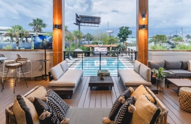 The Nicholas Carriage King Suite - Walk to King