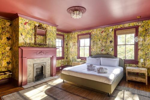 The Nicholas George's King Suite- Walk to King