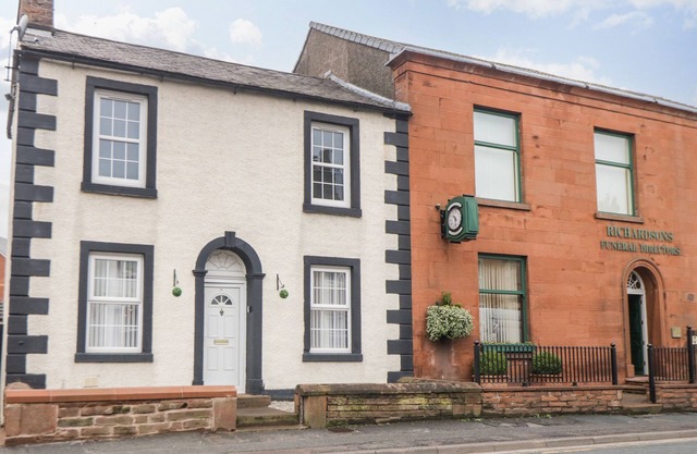 THE OAKS COTTAGE, pet friendly, character holiday cottage in Penrith