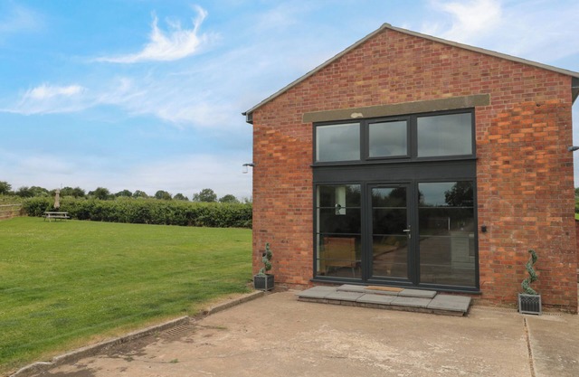 THE OLD AMBULANCE HOUSE, pet friendly, with a garden in Middlezoy