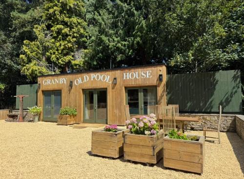 The Old Pool House, Stylish Large Studio in Private Country Estate with Air Con