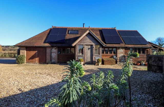 THE OLD SCHOOL COTTAGE, pet friendly, with open fire in Tincleton