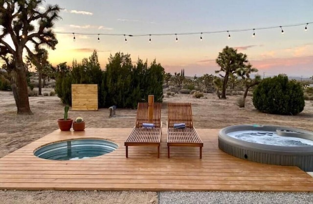 The Onyx - Hot tub - Cowboy Pool - Lounging deck