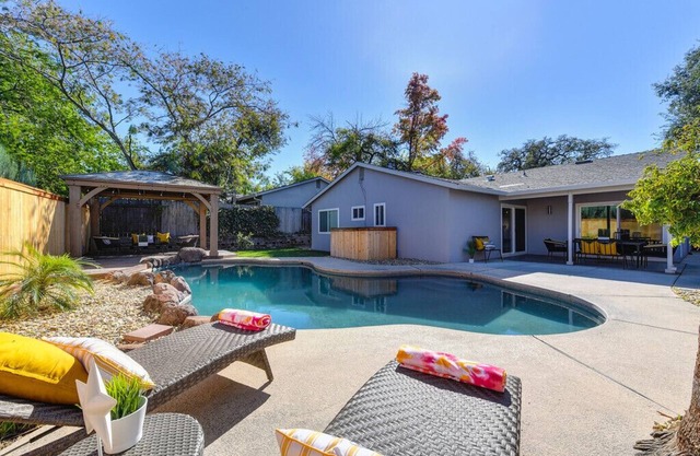 The PALM House Pool 10 min to RosevilleGaleria Airport Grill Sacramento Downtown