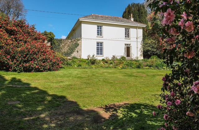 THE PATIO FLAT, pet friendly, with a garden in Bodmin Moor