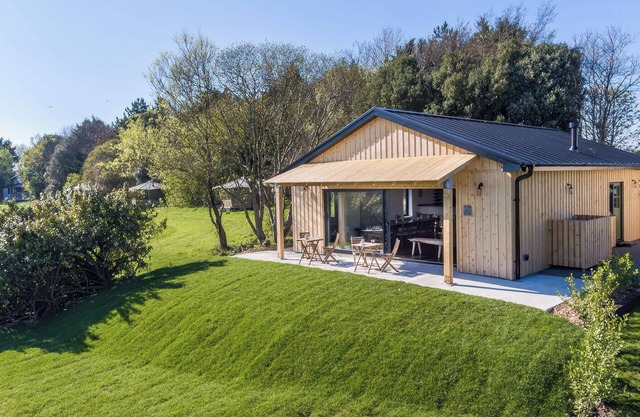 THE PAVILLION, family friendly, with open fire in Llantwit Major