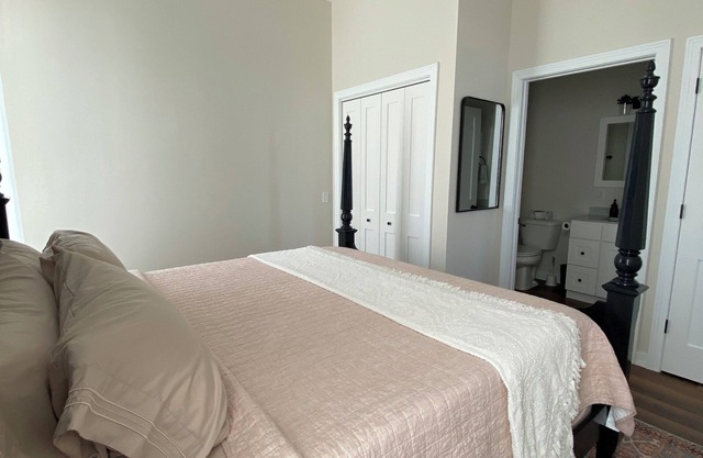 The Pearl, Full Loft Apartment across from city Mississippi dock