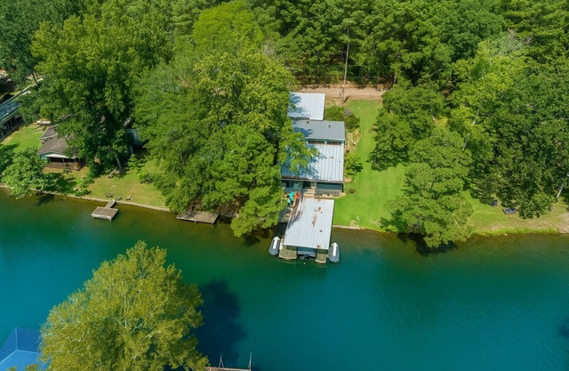 The Pedal Pad: Rustic Charm Meets Modern Comfort – Lakefront Escape with Sun Porch, Dock & Fire Pit!