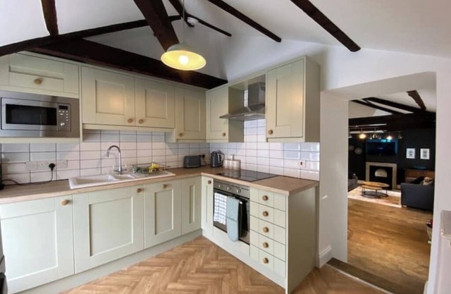 The Penthouse, 2 bed flat, sleeps 4, Brampton Town Centre, Hadrian’s Wall