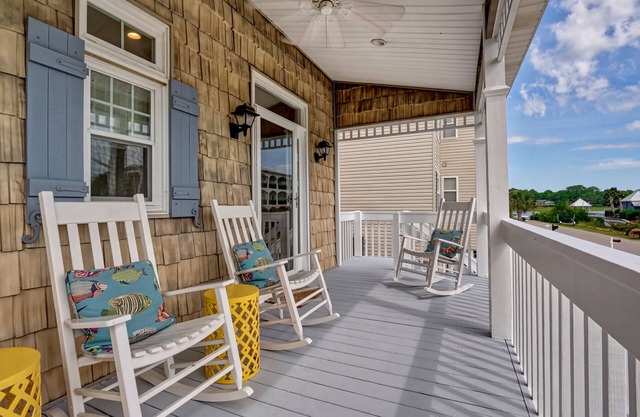 The Perfect Getaway! Dock, King Suite, Pet & Family Friendly