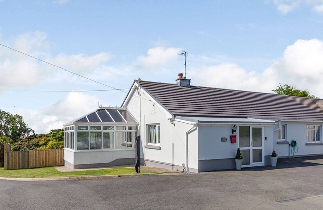 THE PINES, pet friendly, with hot tub in Roch