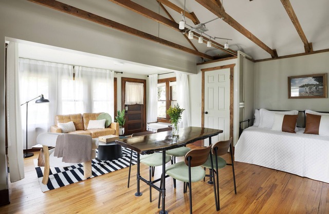 'The Pink Pad' Twin Cities Getaway Bungalow with a cozy loft