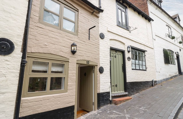 THE POSTAGE STAMP, romantic, character holiday cottage in Bridgnorth
