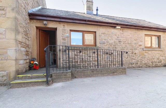 THE PROVEN HOUSE, romantic, country holiday cottage in Longridge