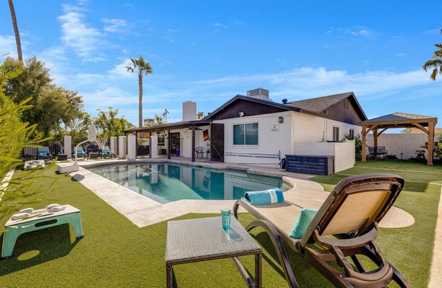 The Ranch 4 BD luxury retreat w. free heated pool