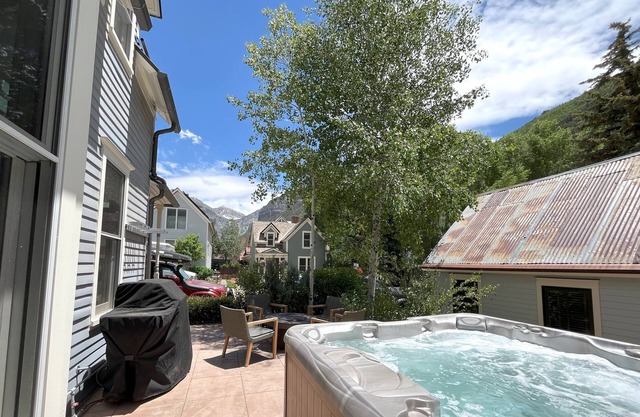 The Residence on South Oak, Perfect location by gondola and private hot tub!