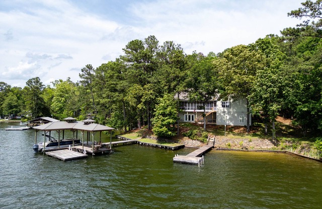 The retreat at Bay Pine Point, convenient to EVERYTHING Lake Martin and Auburn!
