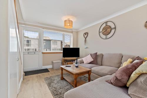 The Retreat - Short walk from beach parking