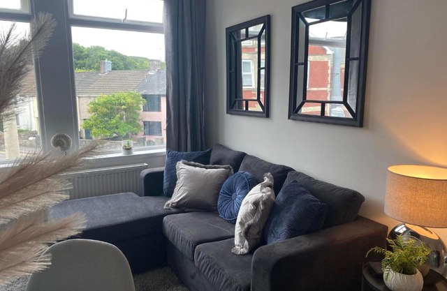 The Retreats 2 Kenfig Hill Pet Friendly 2 Bedroom Flat with King Size bed twin beds and sofa bed sleeps up to 5 people