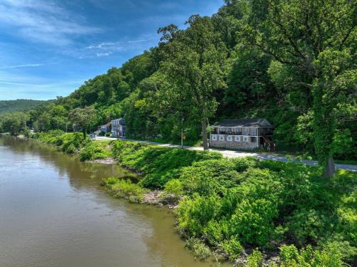 The Riverfront Serenity Lodge