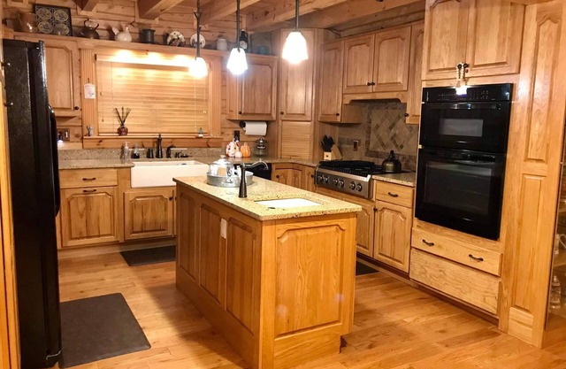 The Rustic and Secluded Getaway: Enjoy star lit nights by the fire pit!