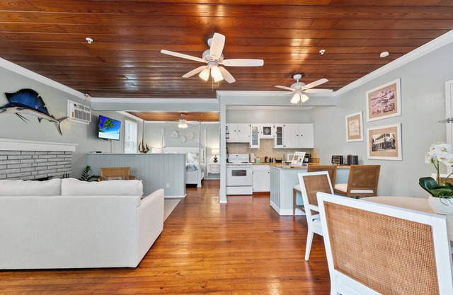 THE SAILFISH SUITE AT OLD COLORADO INN