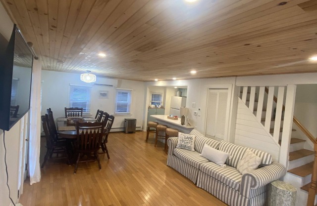 The Sea Breezy vacation house, unit #1, sleeps 8. 5 min walk to the beach!