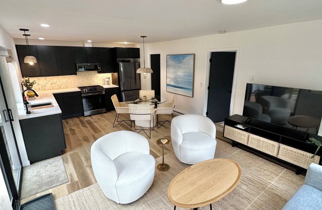 The Seedling - outdoor gas fireplace, hot tub & grill near shops & trails