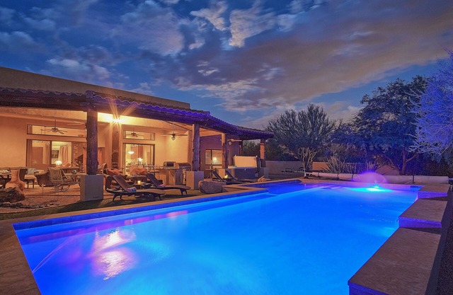THE SPA HOUSE AND GOLF RETREAT + 12 BEDS + HEATED POOL + 2 HOT TUBS + AMENITIES
