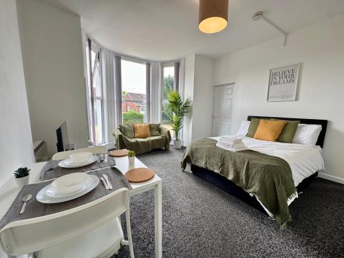 THE SPRINGFIELD SUITE - ONE BEDROOM APARTMENT - KIDDERMINSTER CENTRAL - SLEEPS 3 GUESTS - PARKING INCLUDED - WEST MIDLANDS SAFARI PARK LOCATIOn