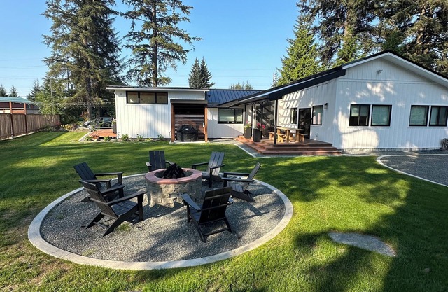 The Spruce House - hot tub, outdoor fireplace, fire pit near airport, shopping