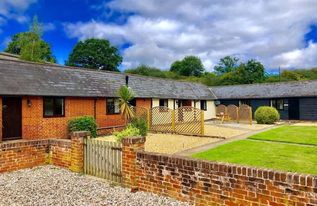 THE STABLES, pet friendly, character holiday cottage in Polstead