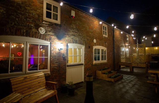 The Stables - Quirky one bed holiday home with wood fired hot tub