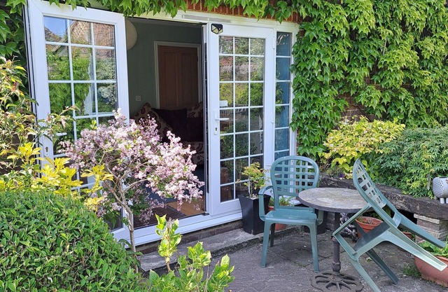 The Summer Room - Private entrance to bedroom, bathroom and lounge with parking