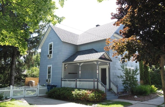 The Sundowner - Gorgeous Victorian Home Just 1 Block from Beach and Downtown!