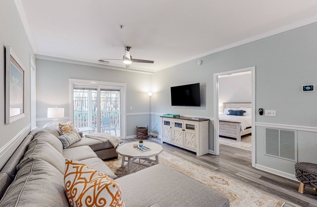 The Tides condo with pool access, covered patio, washer/dryer & central AC