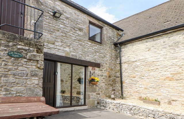 THE TOM WRAGG SUITE, pet friendly, with a garden in Bakewell