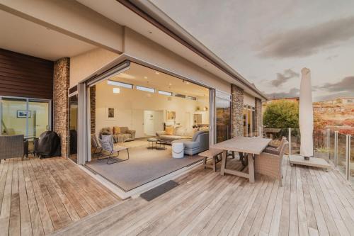The Ultimate Tekapo Retreat Deck & Stunning Views