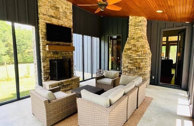 The Valley Double Decker 18 miles form Sq &OM