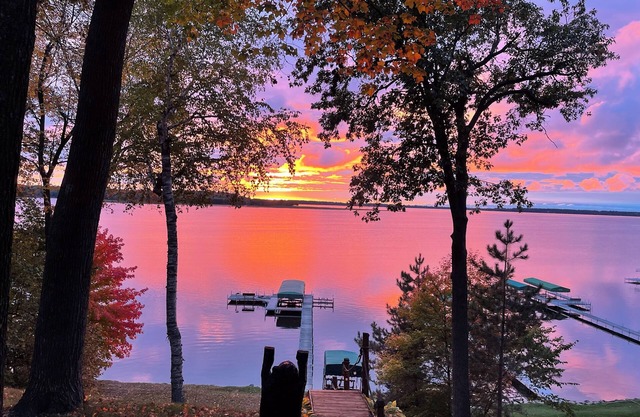 “The View on Gull” Spacious 4-bedroom plus loft house with 100’ on Gull Lake